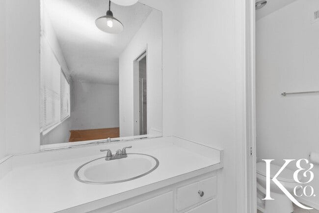 Building Photo - 559 W Avenida De Las Flores