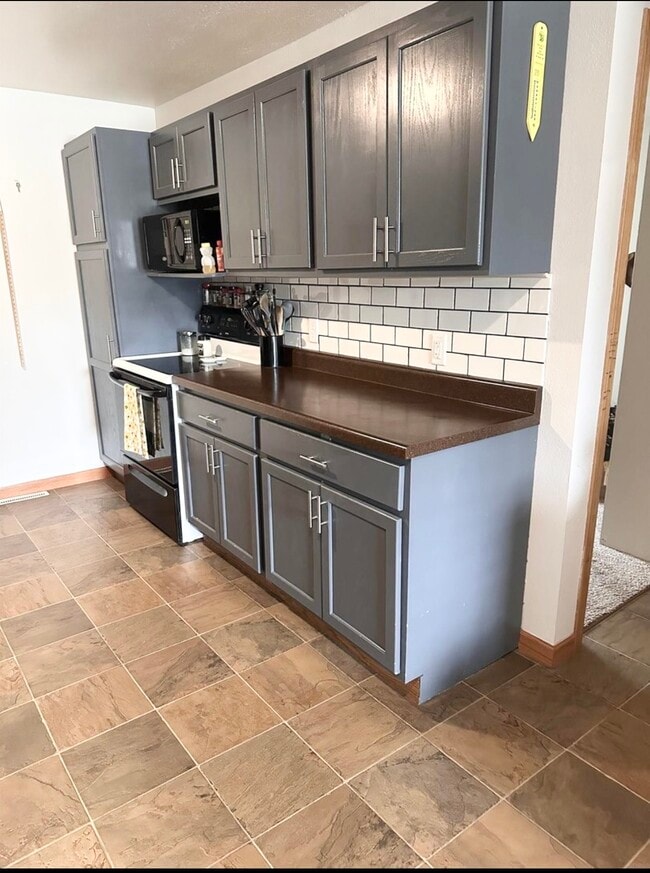 Building Photo - 523 E 1st St