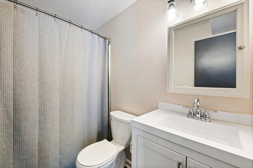 Building Photo - 8439 River Rd