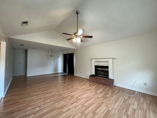 Building Photo - AVAILABLE LATE MARCH 2026!