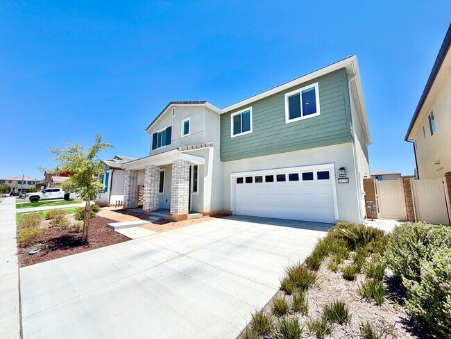 Building Photo - Move-In Ready 5 Bedroom Home with Solar & Large Loft