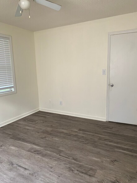 Building Photo - Room in Condo on Carlton Ave