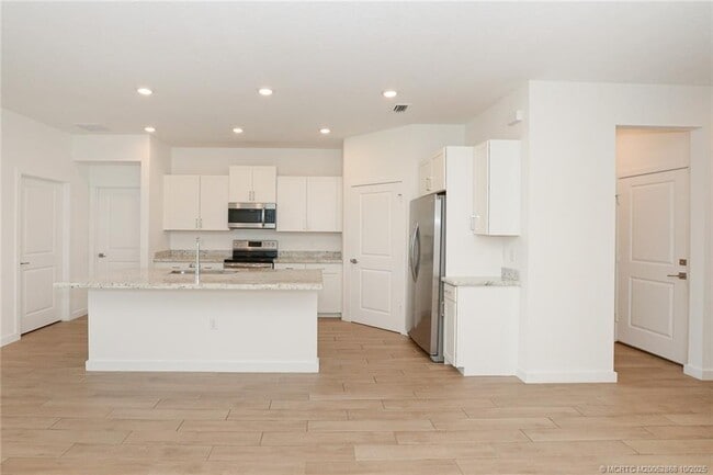 Building Photo - 3451 SW Blackberry Ln