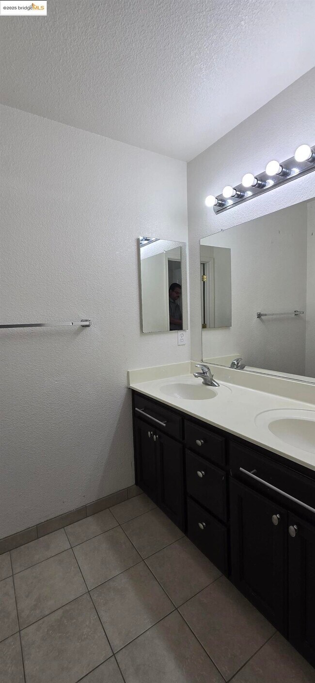 Building Photo - 462 Windwood Dr
