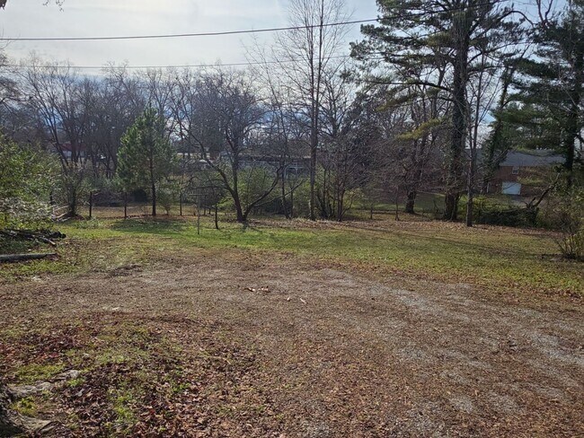 Building Photo - 3-Bedroom Home with Garage and Spacious Yard in Cookeville