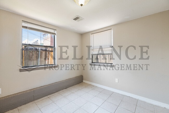 Building Photo - 1146 S Pattie St