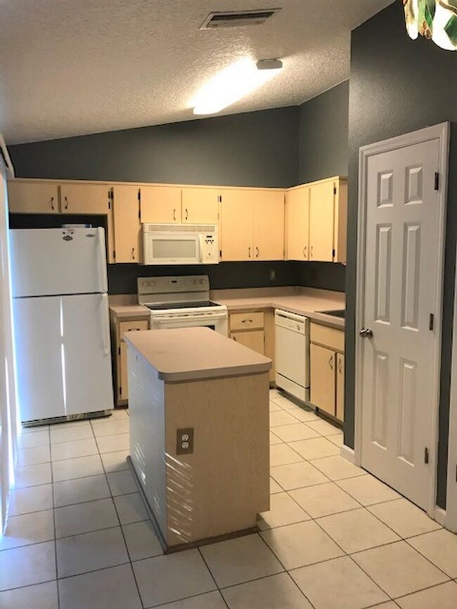 Building Photo - 3 bed 2 bath home