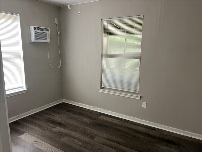 Building Photo - 416 Pin Oak Dr
