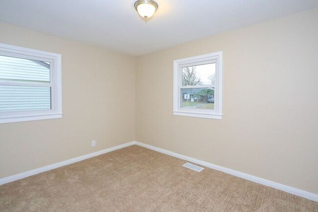 Building Photo - 2 Bedroom in Lawrence