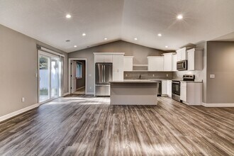 Building Photo - Like New 3 Bedroom Town Home