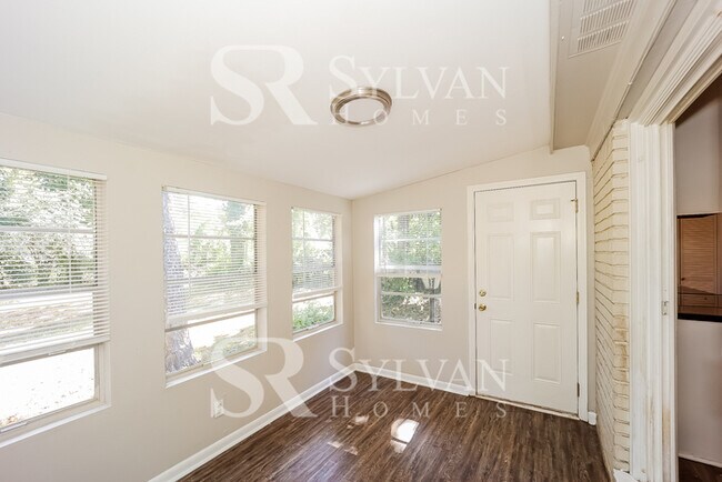 Building Photo - Your dream home awaits