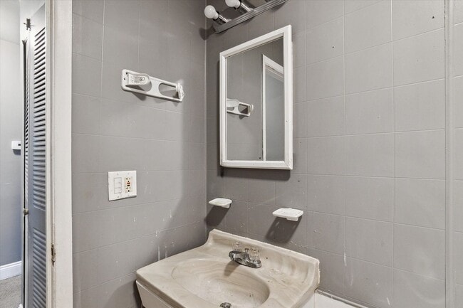 Building Photo - $1,250 - 3 bedroom 1 bath