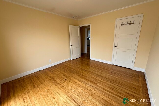 Building Photo - 136 Rosewood Way
