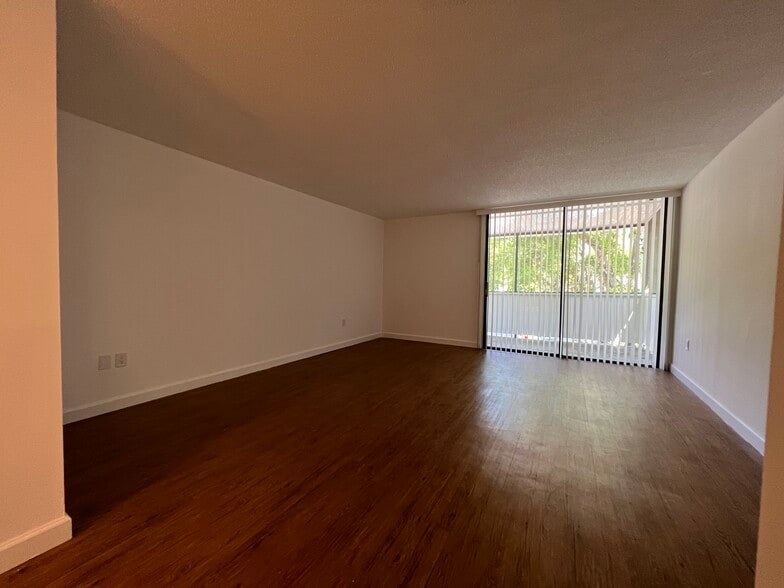 Building Photo - 701 SW 75th St