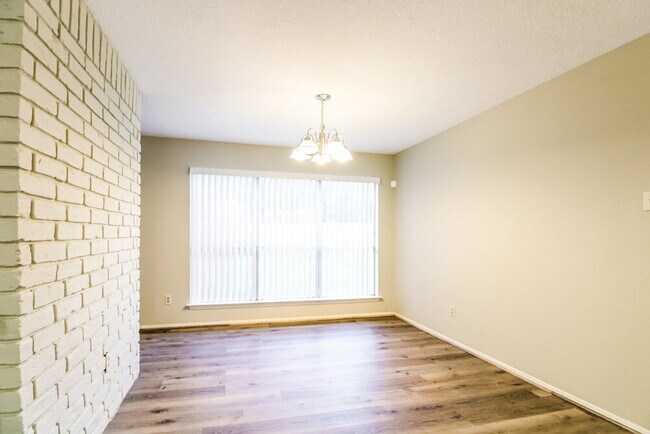 Building Photo - 2222 Victoria Ct