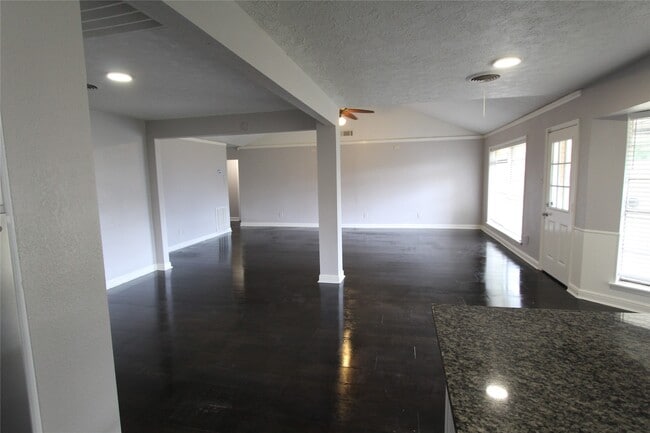 Building Photo - 409 Riverbend St