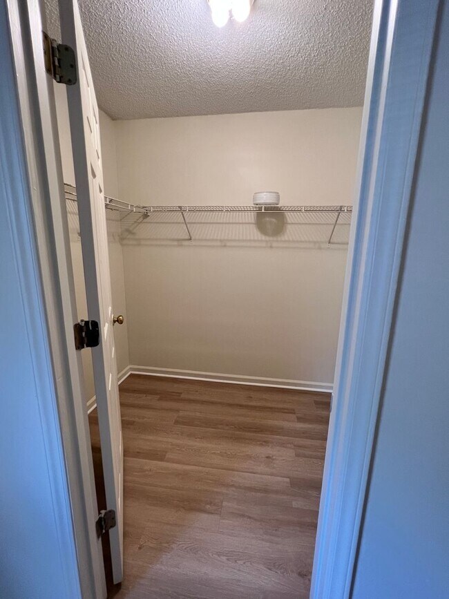 Building Photo - 3 Bedroom 2 Bath House on Peachtree Avenue...