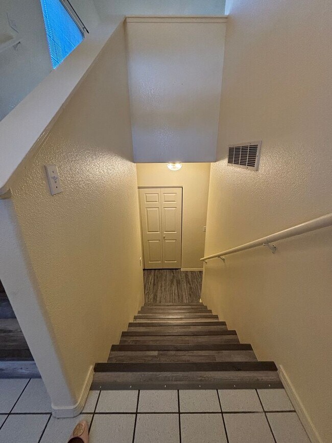 Building Photo - 726-728 E Spokane Ave