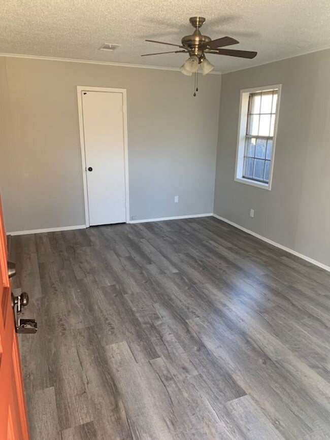 Building Photo - Renovated 3 Bedroom 1 Bath Home for Rent!