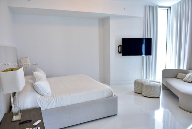 Building Photo - 17475 Collins Ave