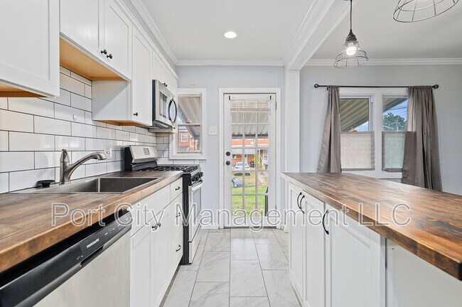 Building Photo - 885 Jaydee Ave