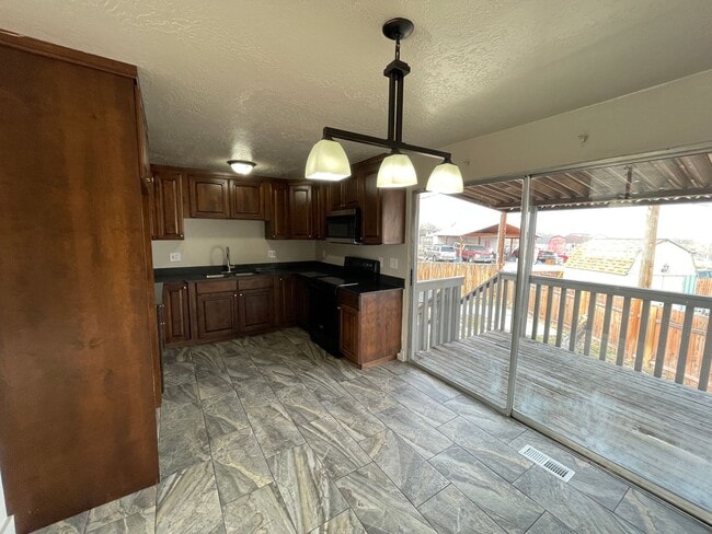 Building Photo - Spacious 6-Bedroom Magna Home with Fenced Yard