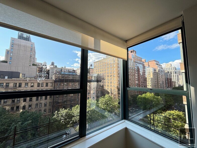 Building Photo - no fee 3 bedroom 2 bathroom with laundry -...