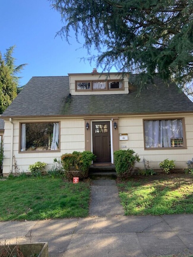 Building Photo - 7808 SE Pine St
