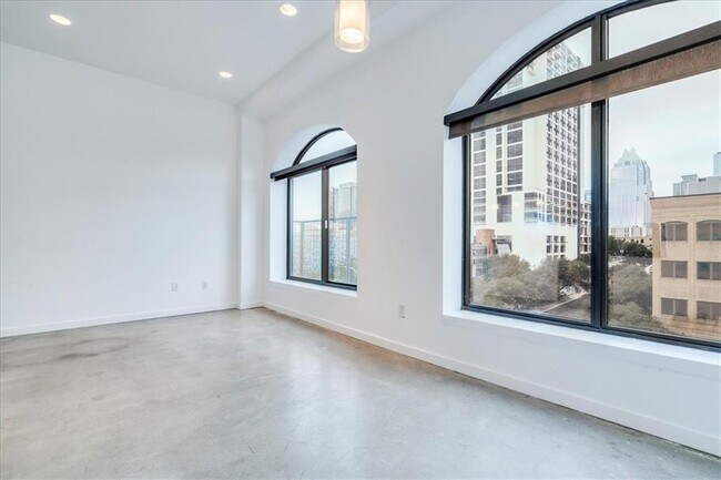 Building Photo - 507 Sabine St