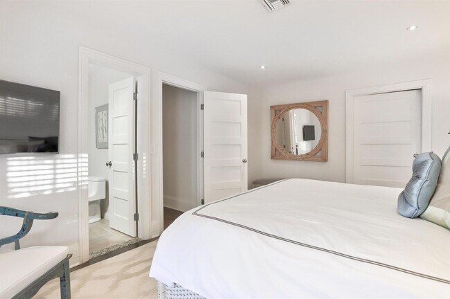 Building Photo - 835 Canary Walk