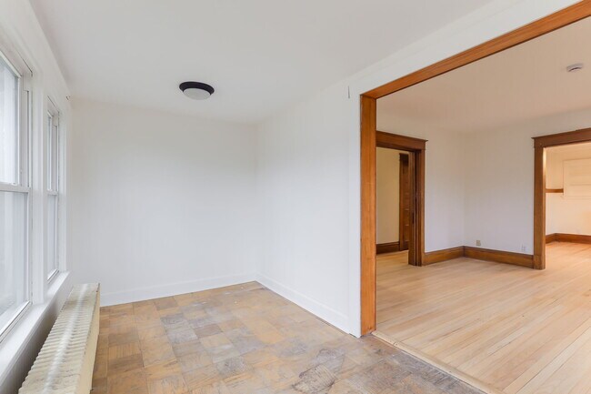 Building Photo - 2105 Como Ave