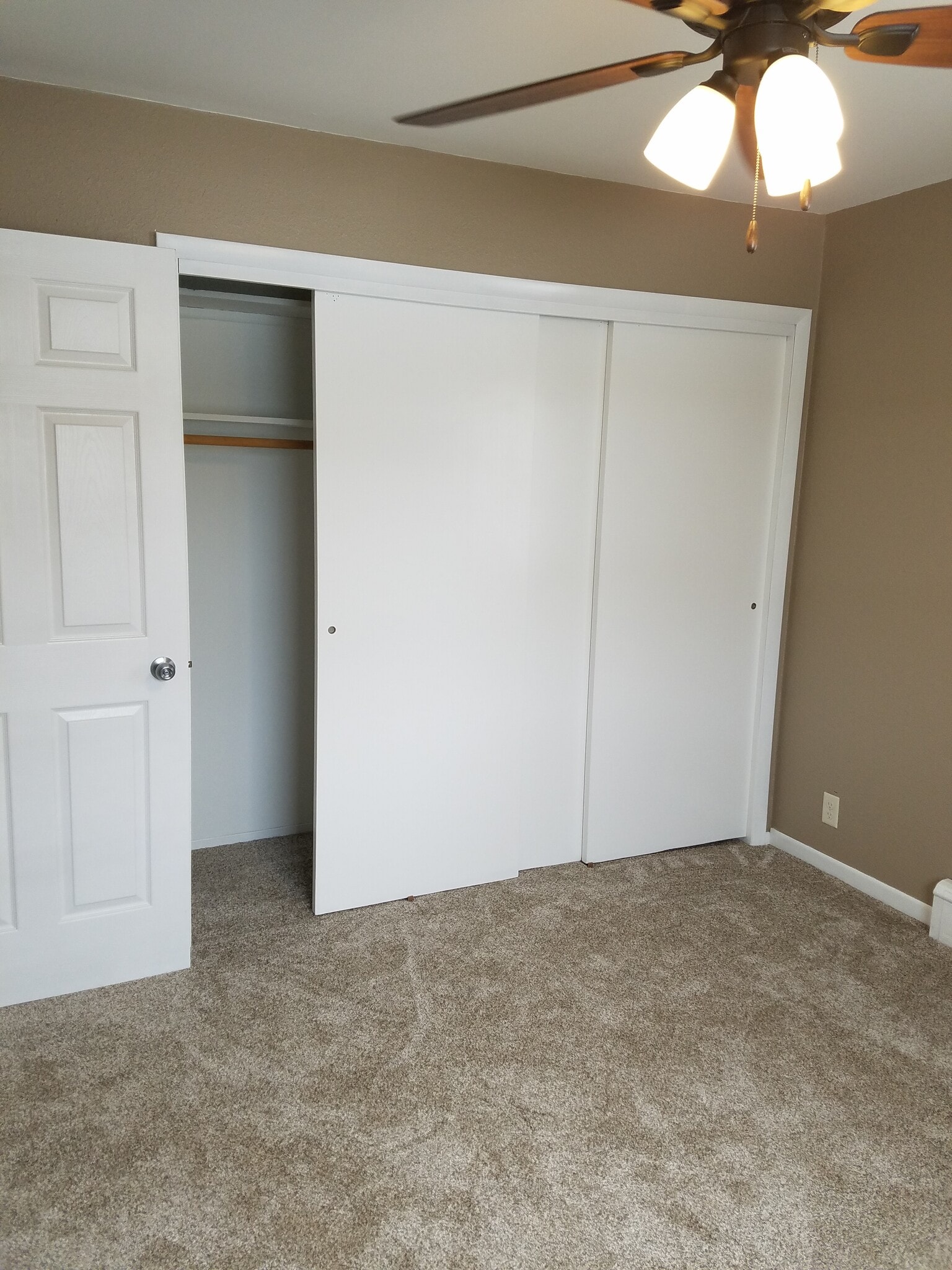 Building Photo - 816 E 6th St N