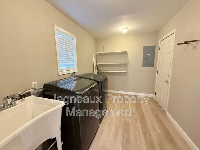 Building Photo - 2528 St Joseph St