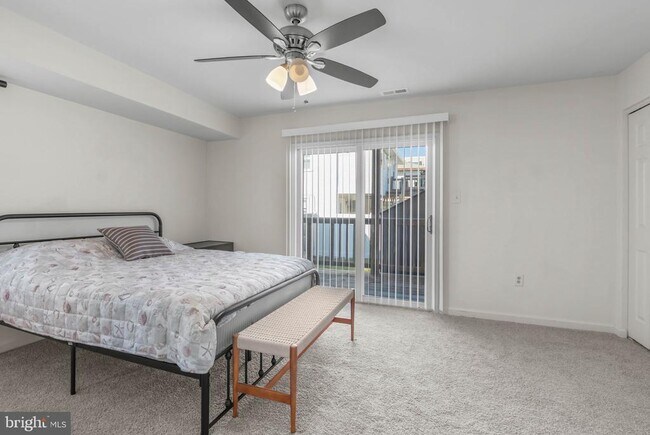 Building Photo - 413 W Beach Ave