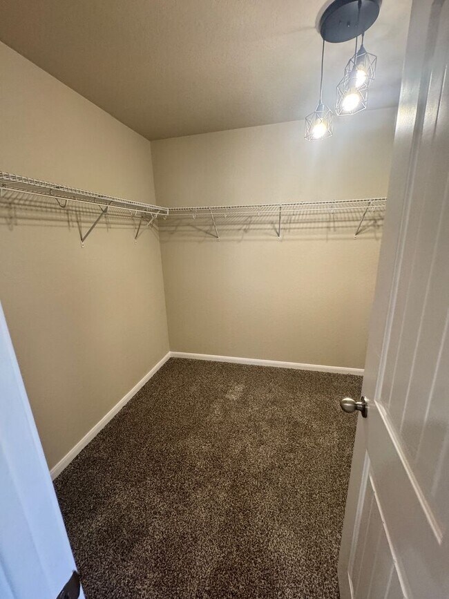 Building Photo - Ready for MOVE-IN - Very Nice- 1 Story 3 B...