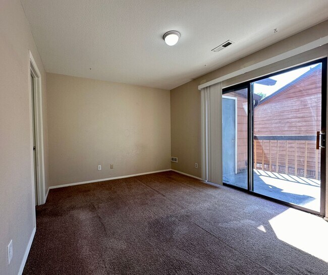 Building Photo - Spacious 2 Bed 2 Bath Condo in Aurora! Acr...