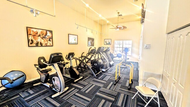 Building Photo - Annual Turnkey 3/3 penthouse on waterfront...