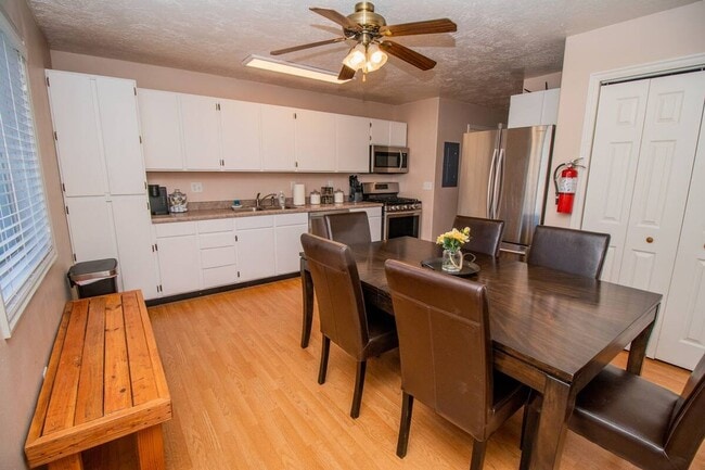 Building Photo - 592 Sunflower Rd