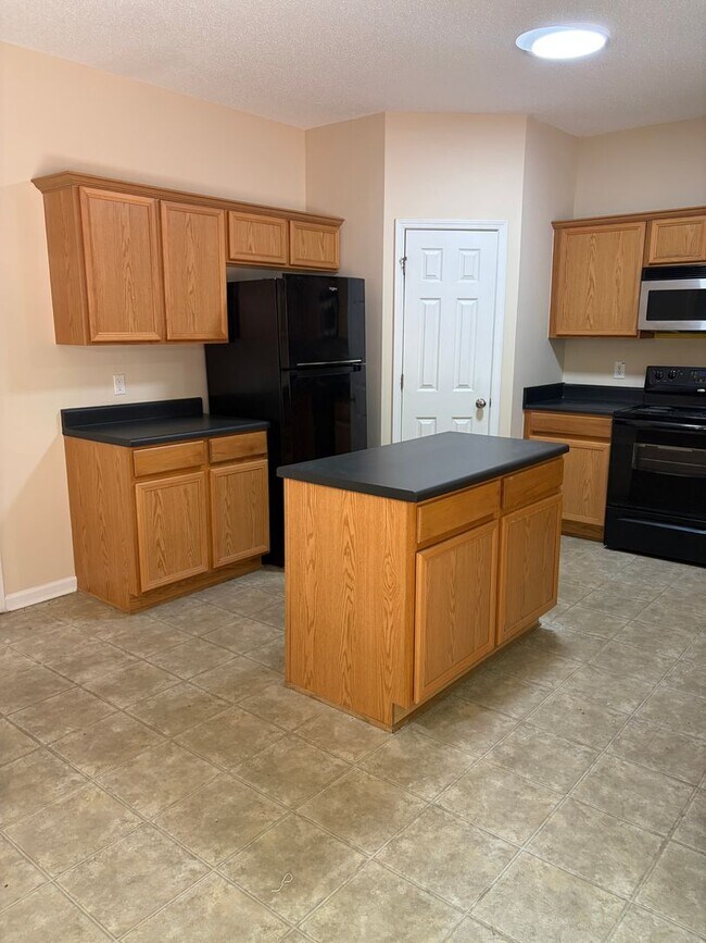 Building Photo - Large Home in Established Neighborhood