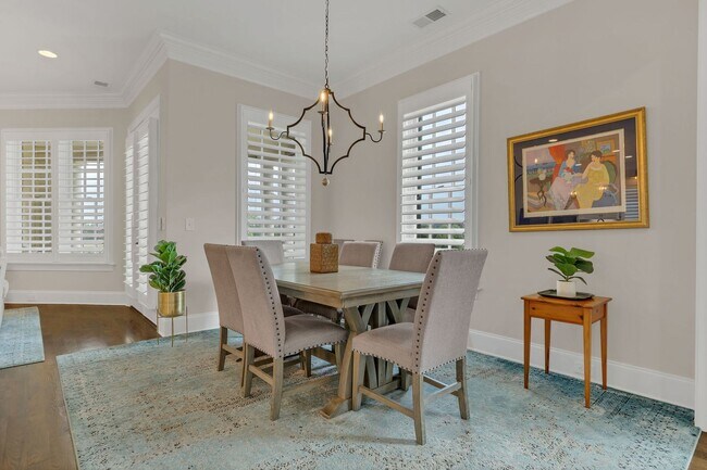Building Photo - Rent Unfurnished or Fully Furnished - 4 Be...