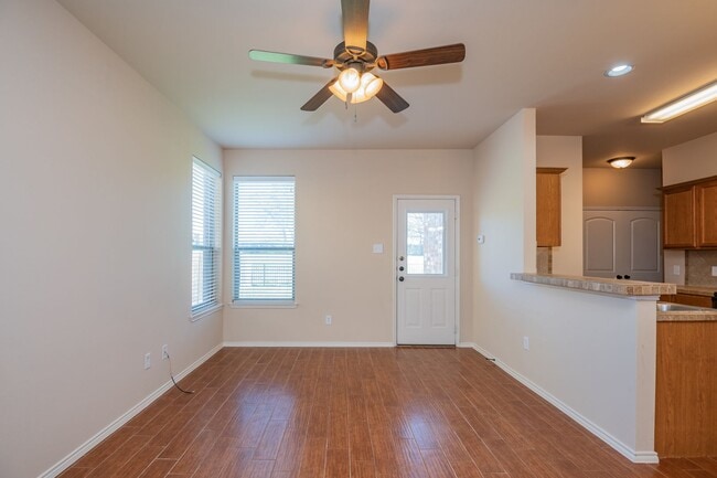 Building Photo - Beautiful 3 Bedroom, 2.5 Bath duplex located in Woodland Estates!