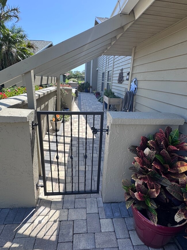 Building Photo - 3509b Avenida Madera