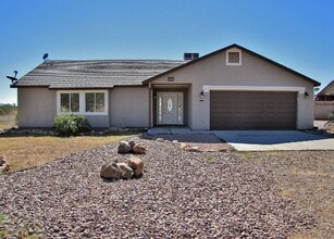 Building Photo - 3BR/2BA/2CG, 1519 sq.ft on half acre in Huachuca City, AZ