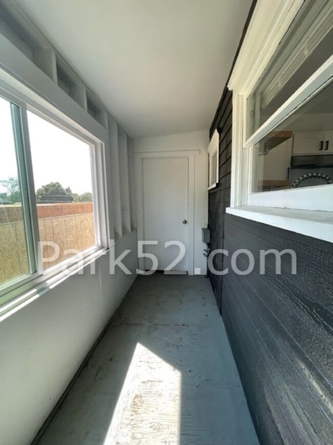 Building Photo - 2 Bedroom 1 Bathroom Duplex