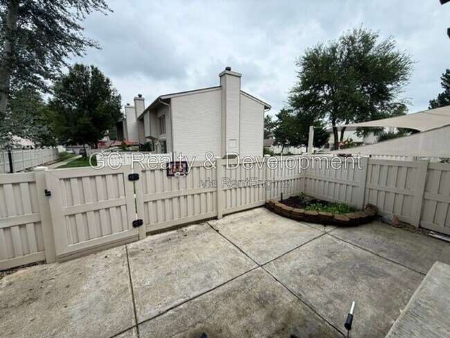 Building Photo - 527 Verde Dr