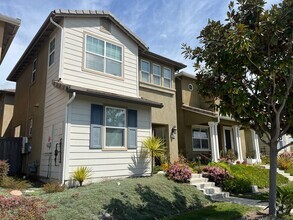 Building Photo - Beautiful 5 Bedroom/3 Bath Oceanside Home ...