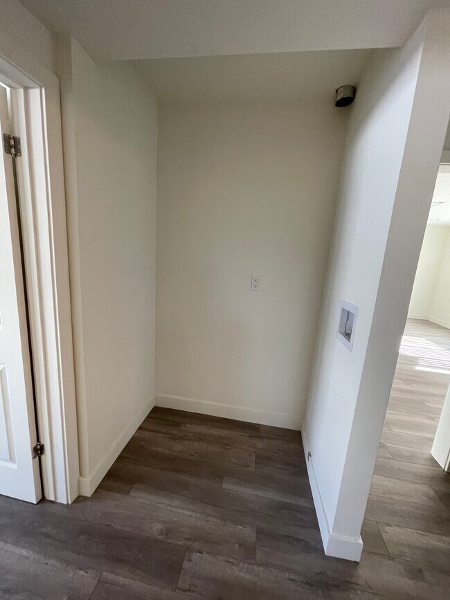 Washer Dryer Hookup - 4530 Orin Ave