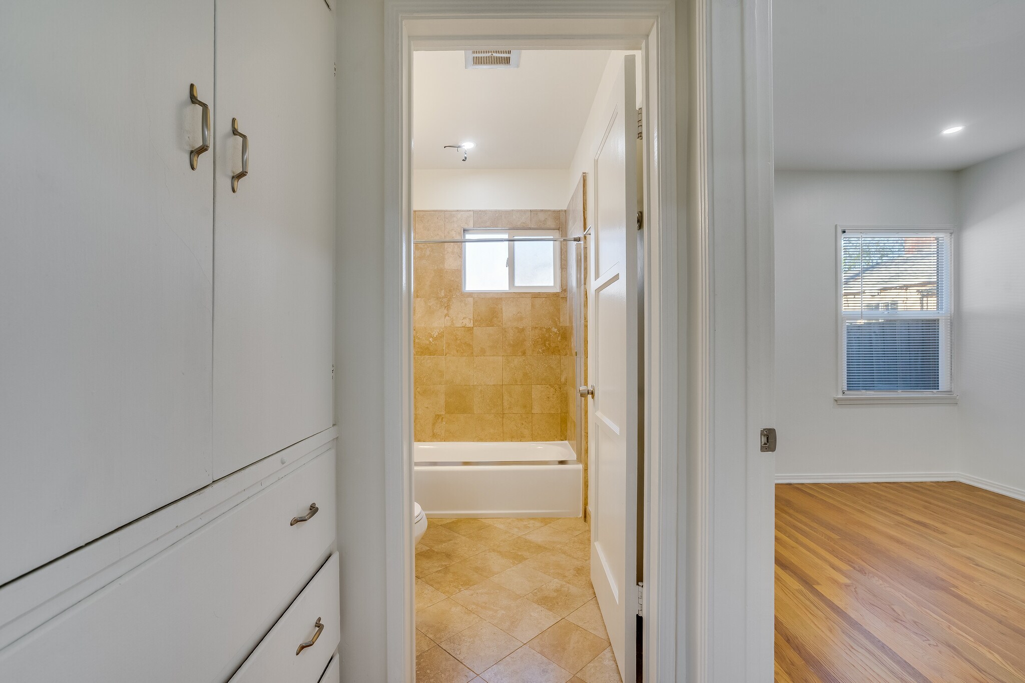 linen closet - 4244 Tujunga Ave
