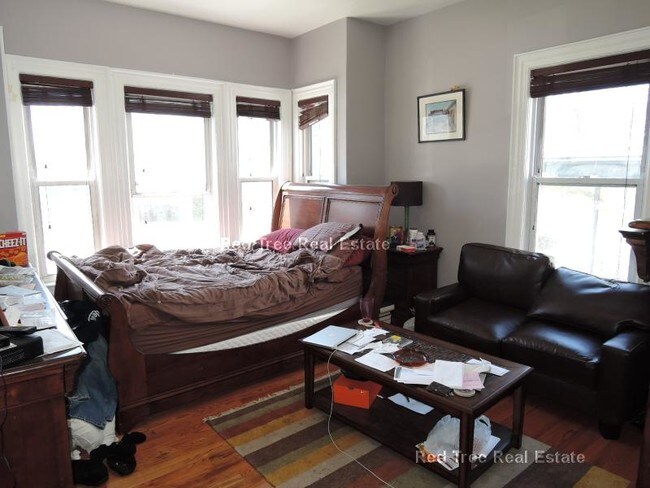 Building Photo - 85 Surrey St