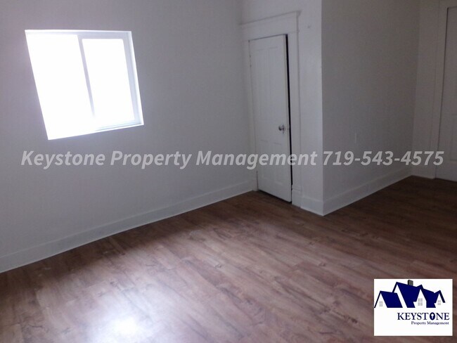 Building Photo - Charming Southside Victorian Tri-plex - Ap...